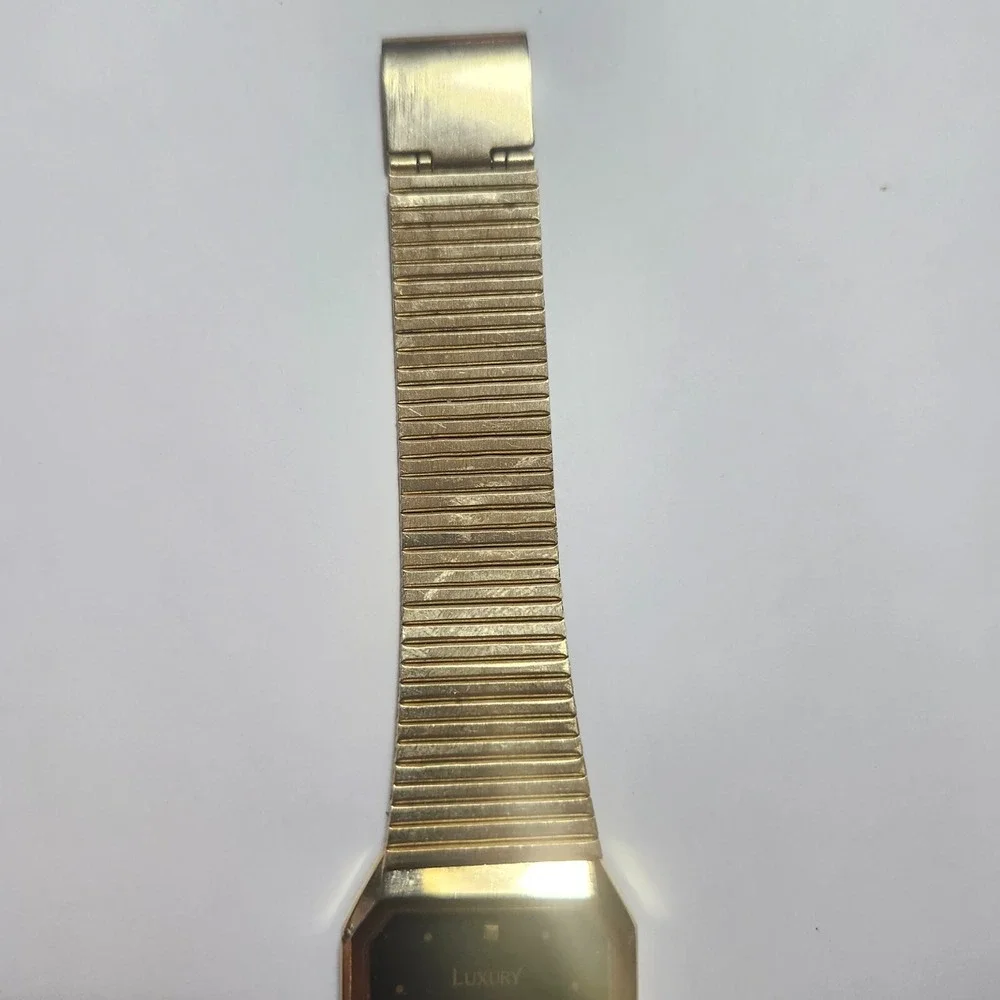 Luxury Quartz Gold Tone Watch - NEEDS GLASS FACE & BATTERY